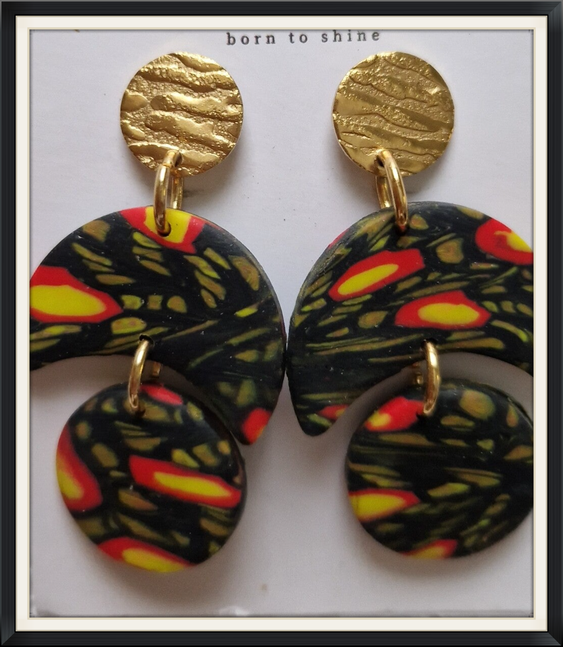 Zwarte oorhangers met vlam dessin.