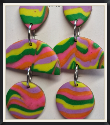 Oorhanger in neon kleuren.