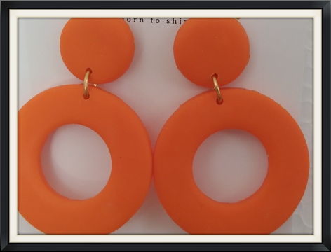 Leuke oranje oorbellen .