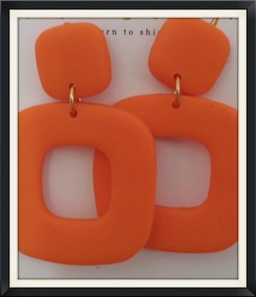 Oranje statement oorbellen.