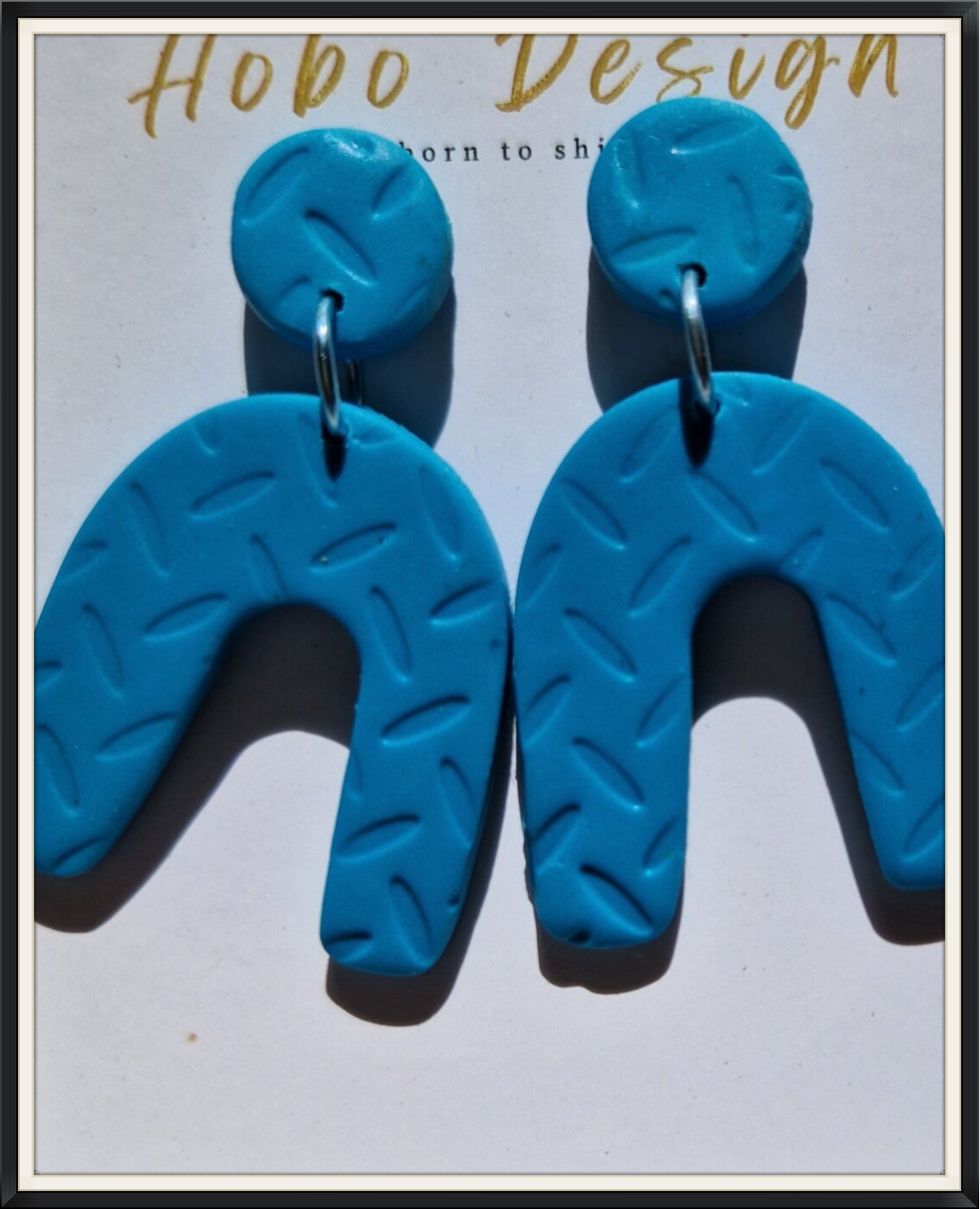 Azuurblauwe statement oorbellen.