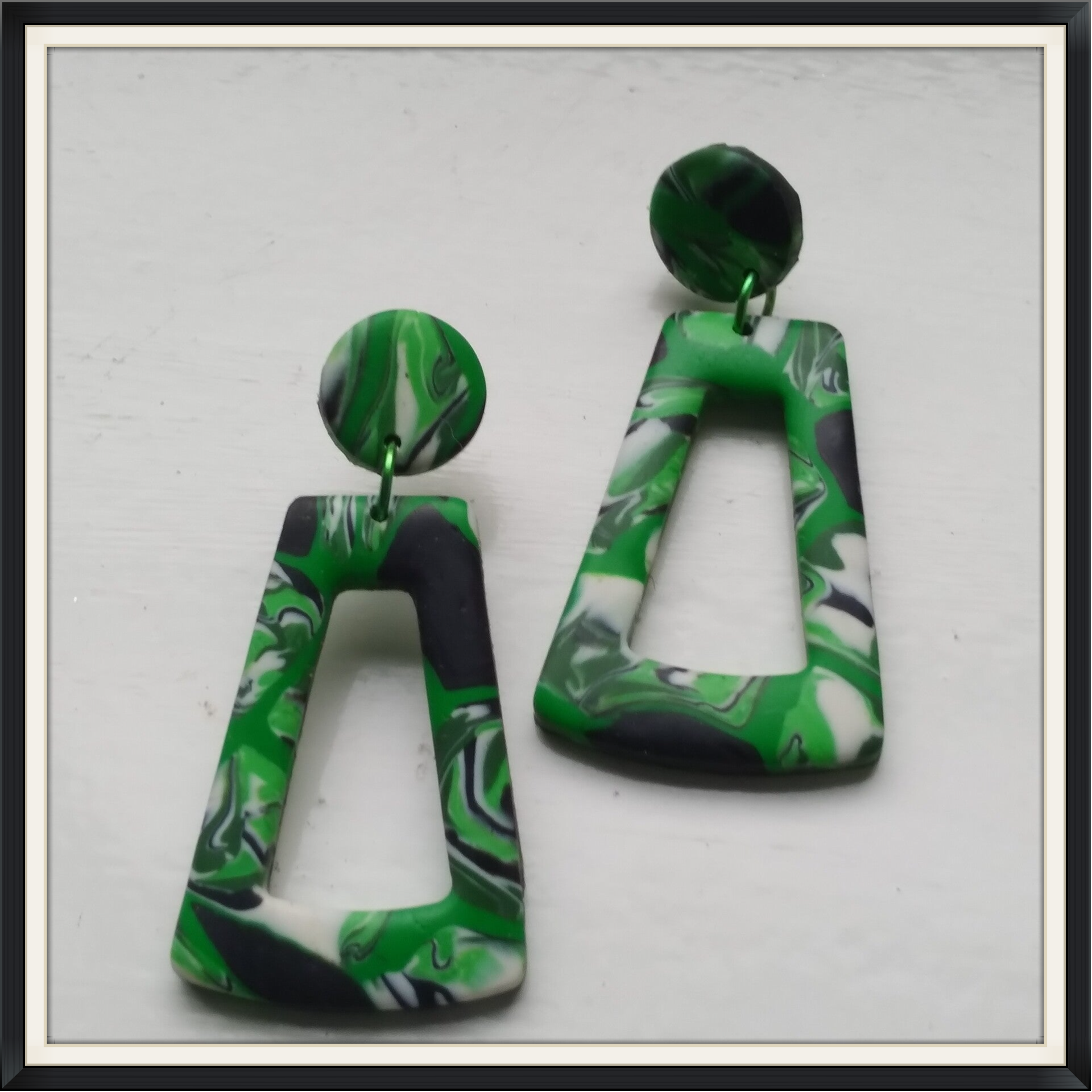 Oorbellen in groen dessin.