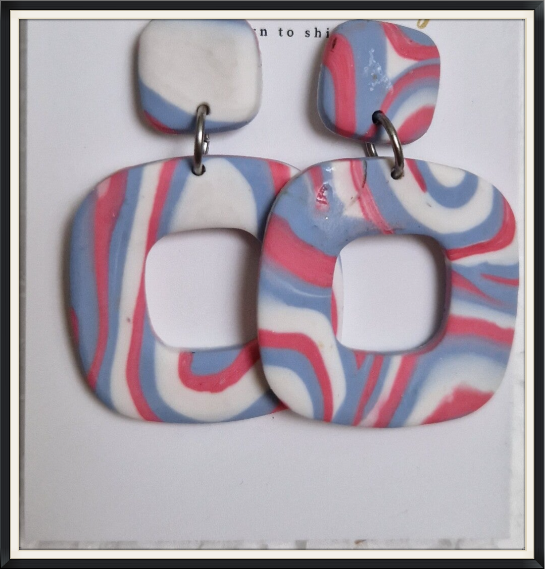 Statement oorbellen in licht blauw.