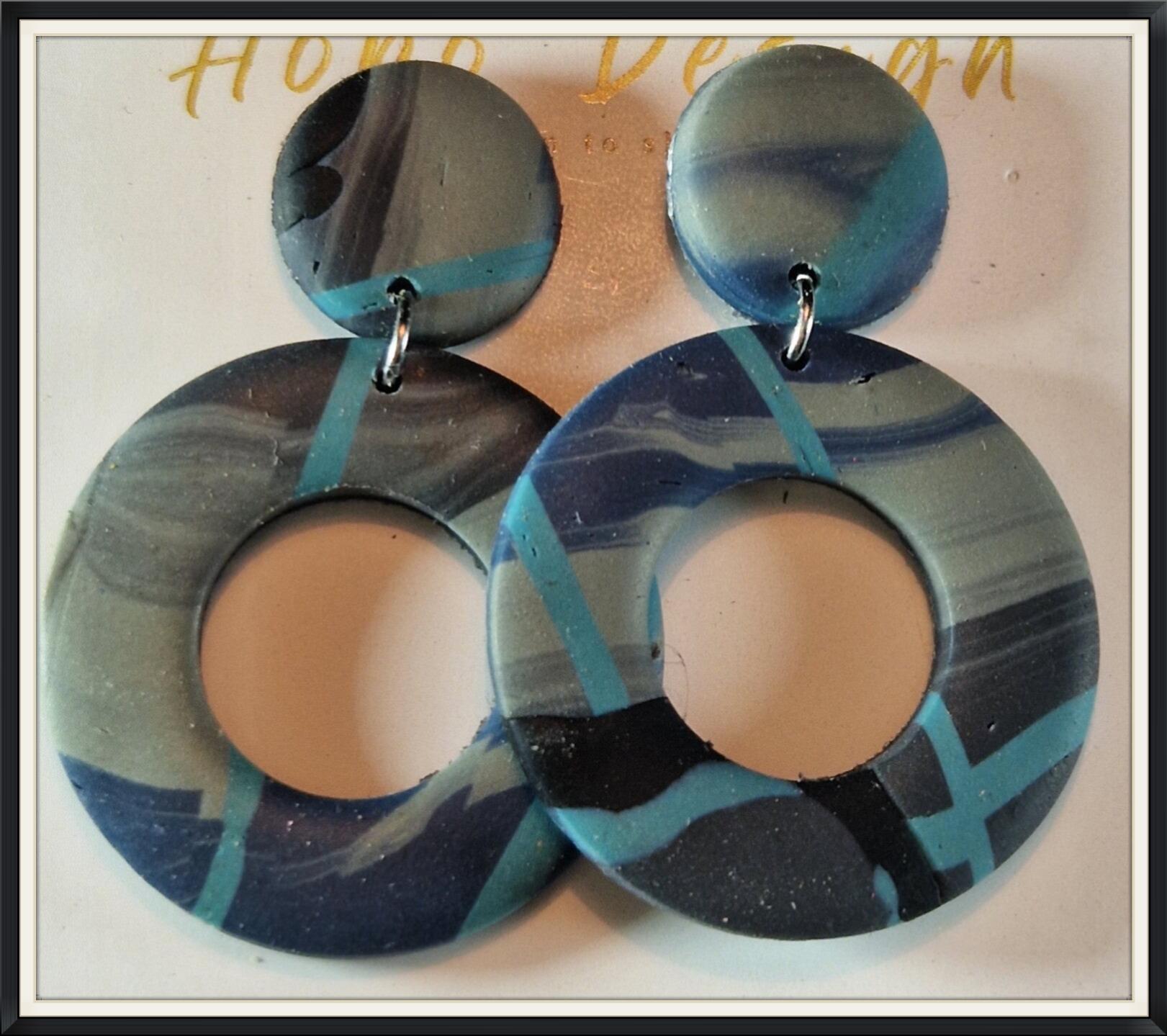 Statement oorbellen in blauw grijs dessin.