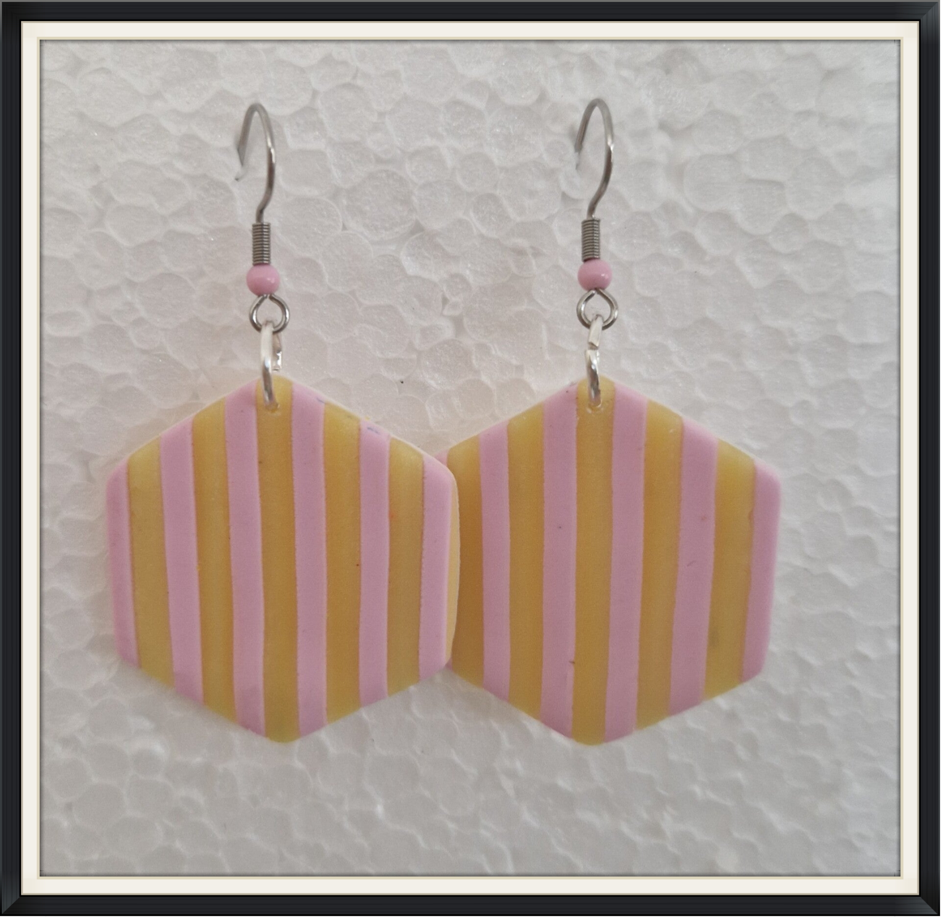 Statement oorbellen in roze geel dessin.