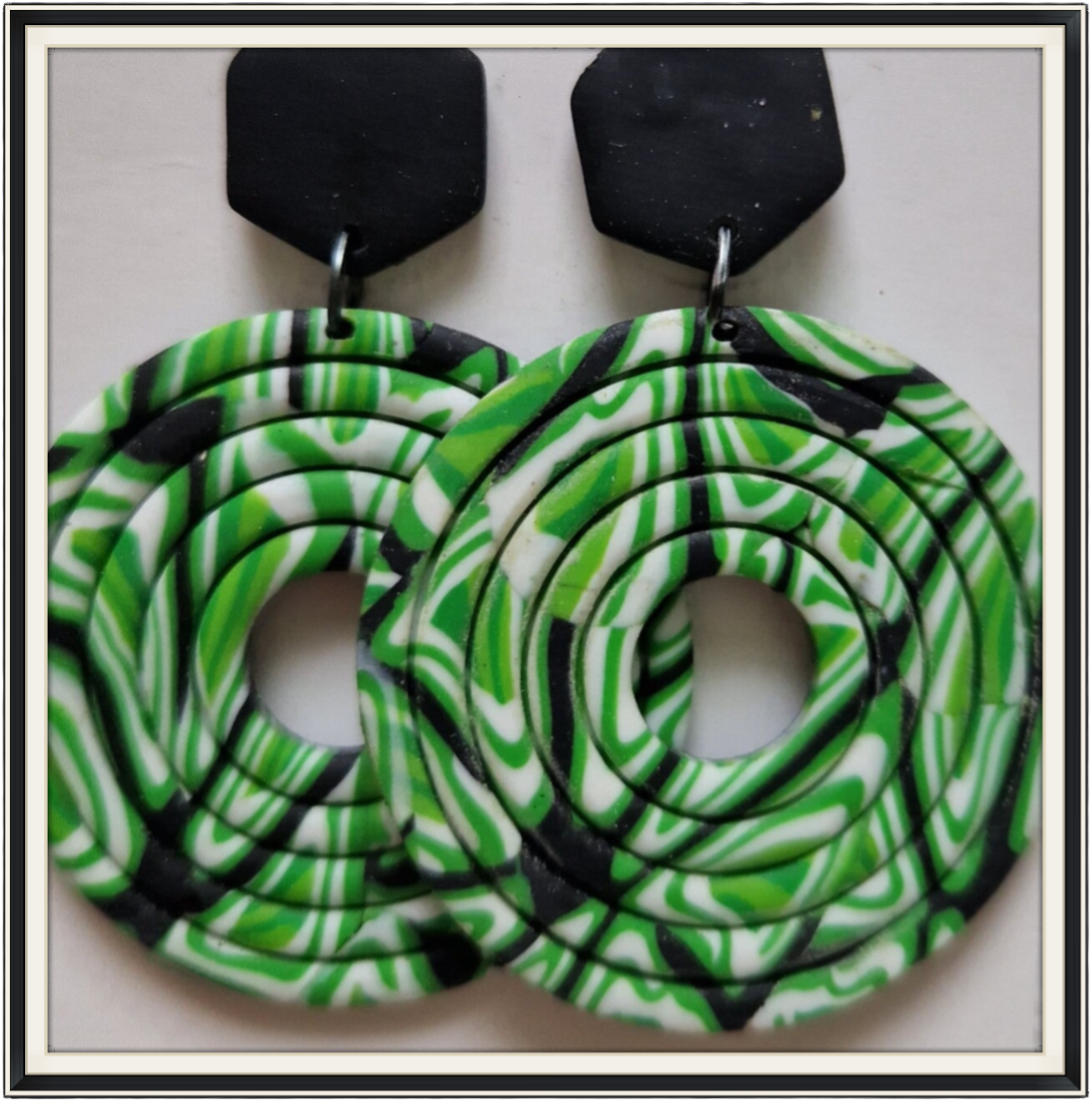 Ronde groene statement oorbellen.