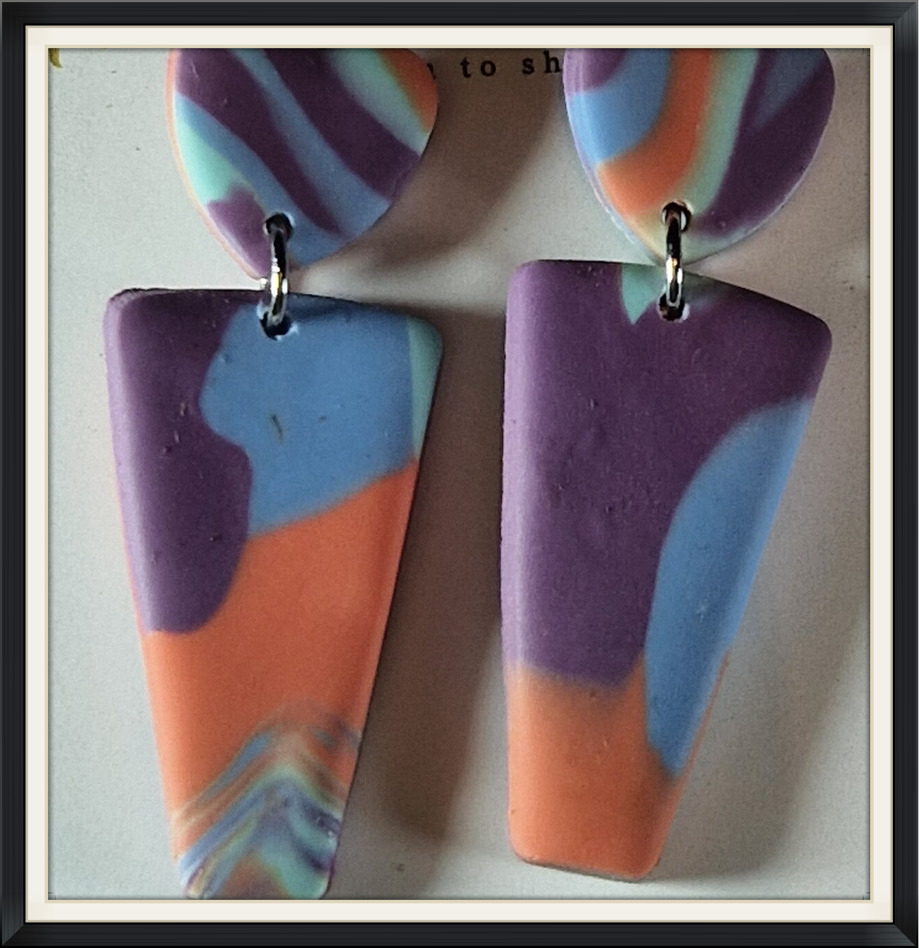 Statement oorbellen in zacht kleurrijk dessin.