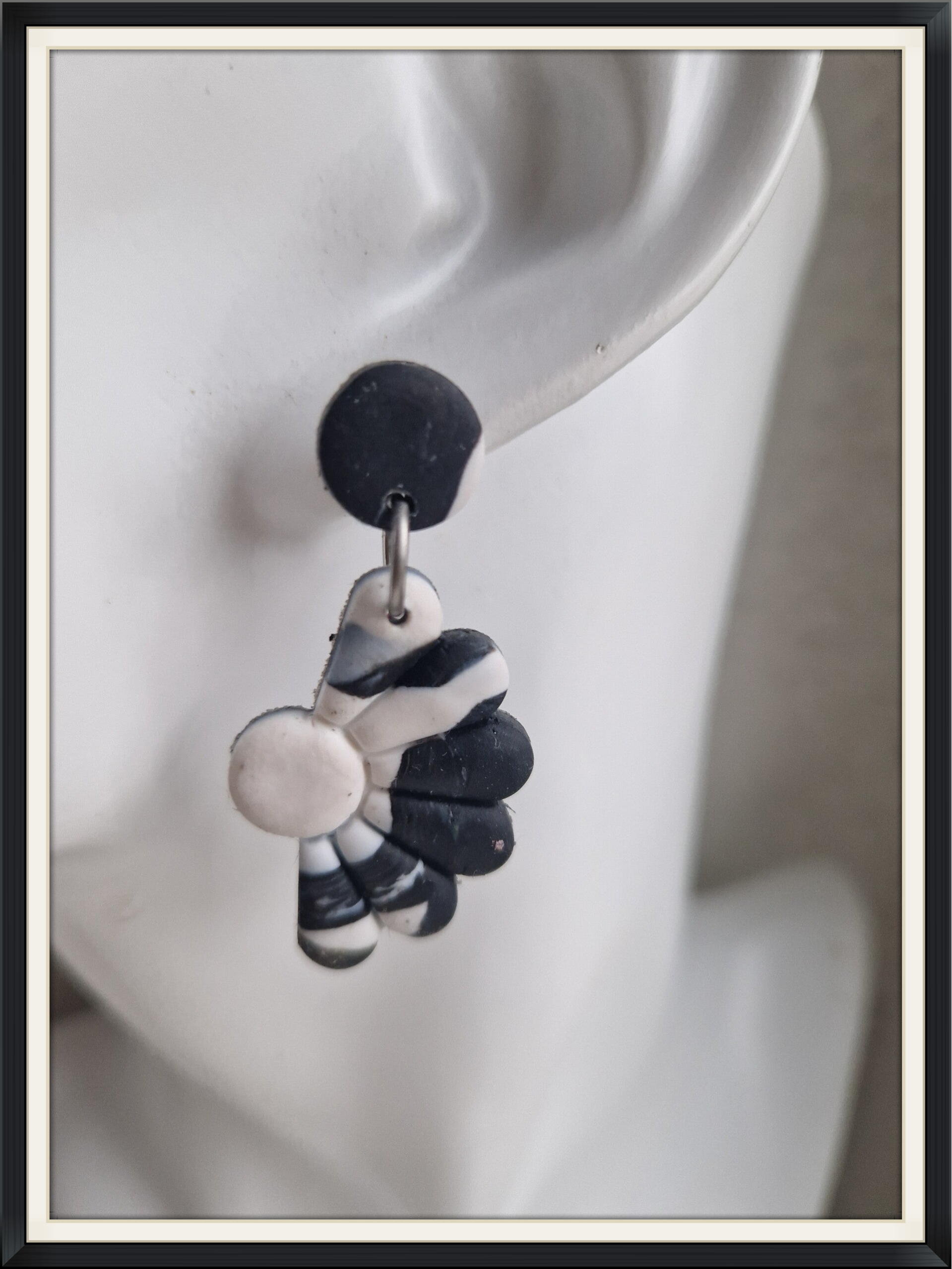 Zwarte oorbellen met dessin .