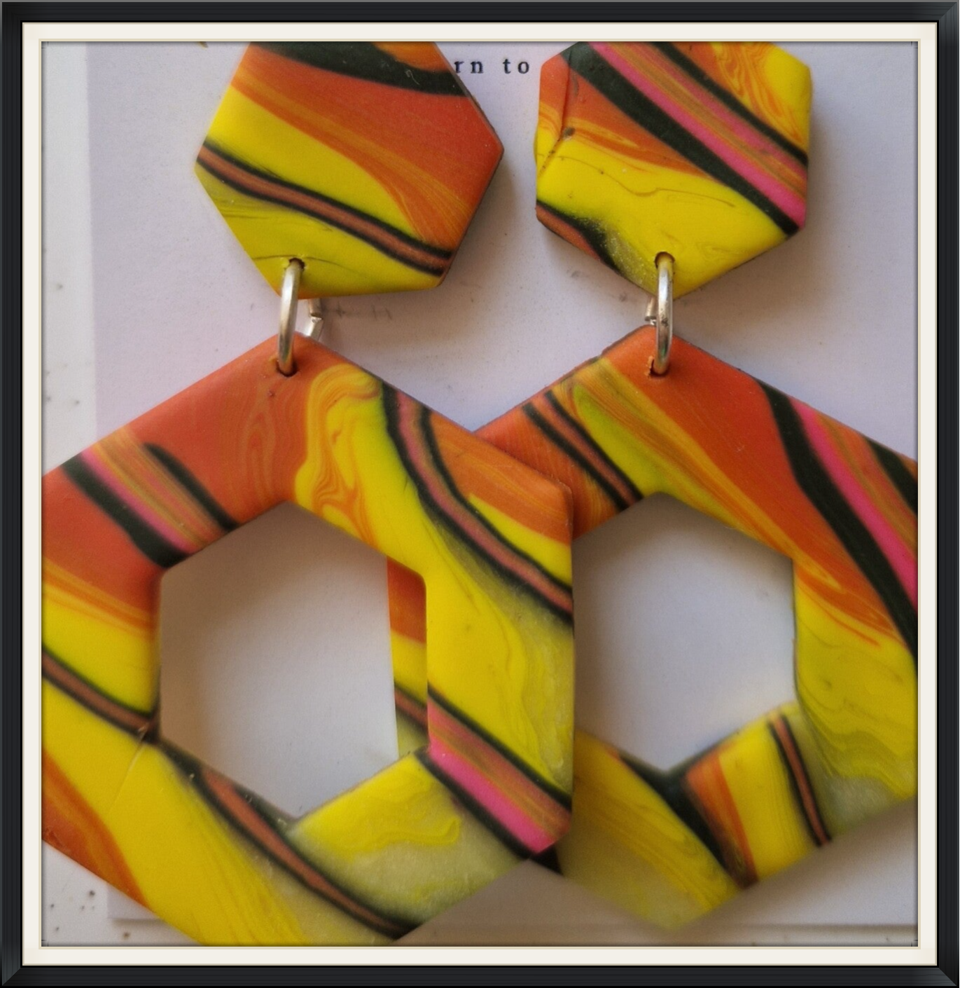 Oorbellen in geel en oranje dessin.