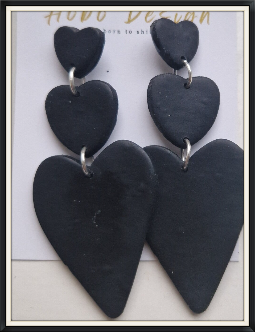 Harten oorbellen in zwart.