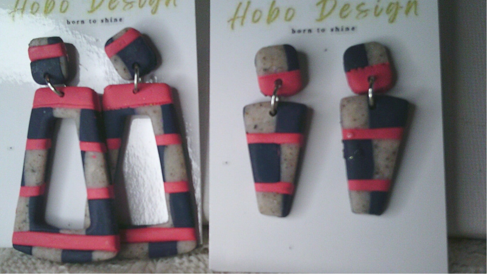 Oorbellen in donkerblauw roze dessin twee modellen.