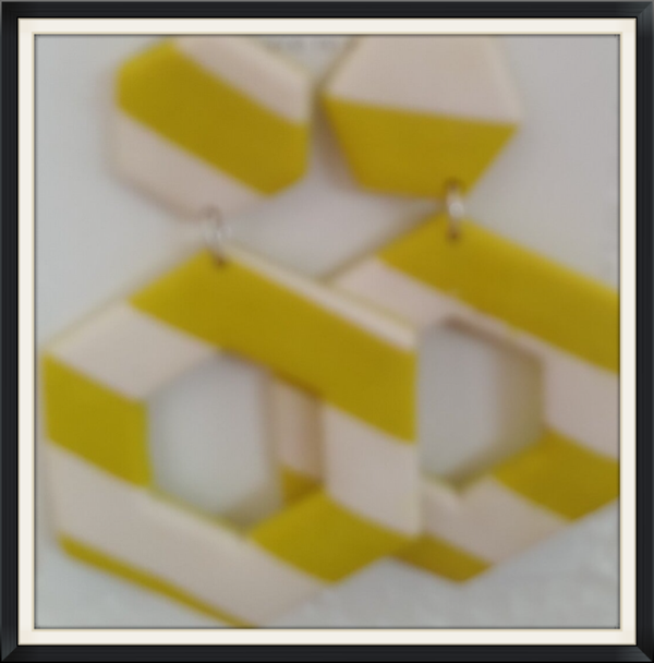 Statement oorbellen in wit met citroen geel gestreept.