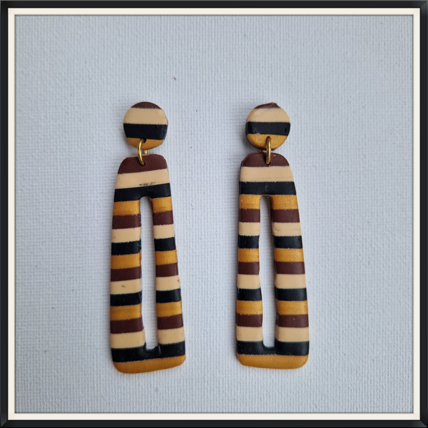 Lange oorbellen in bruin dessin.