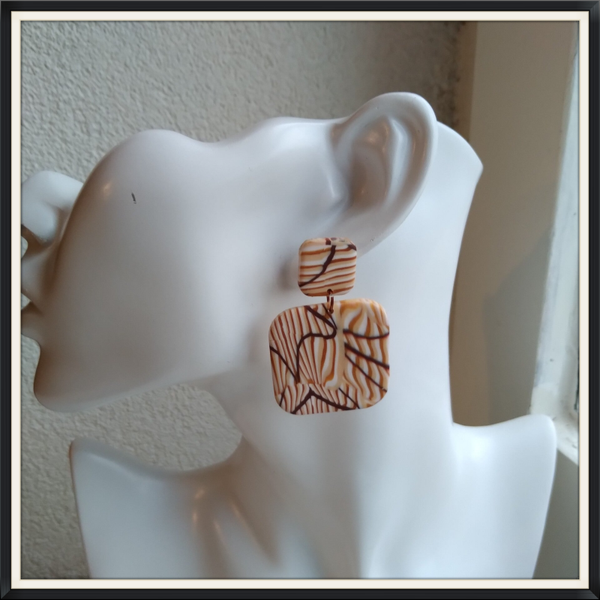 Statement oorbellen in creme  streep dessin.