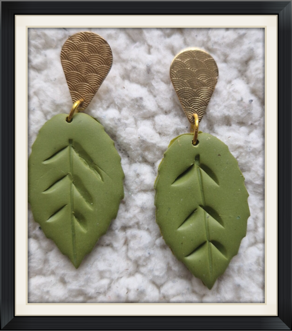 Groene oorbellen in bladvorm