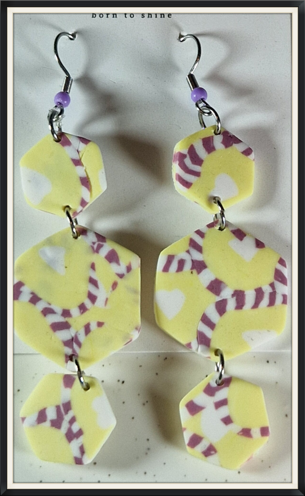 Oorbellen in geel met lila dessin.