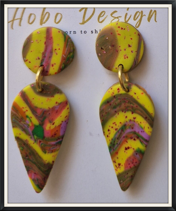 Oorbellen in geel dessin met glitter.