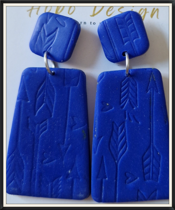 Statement oorbellen in kobaltblauw.