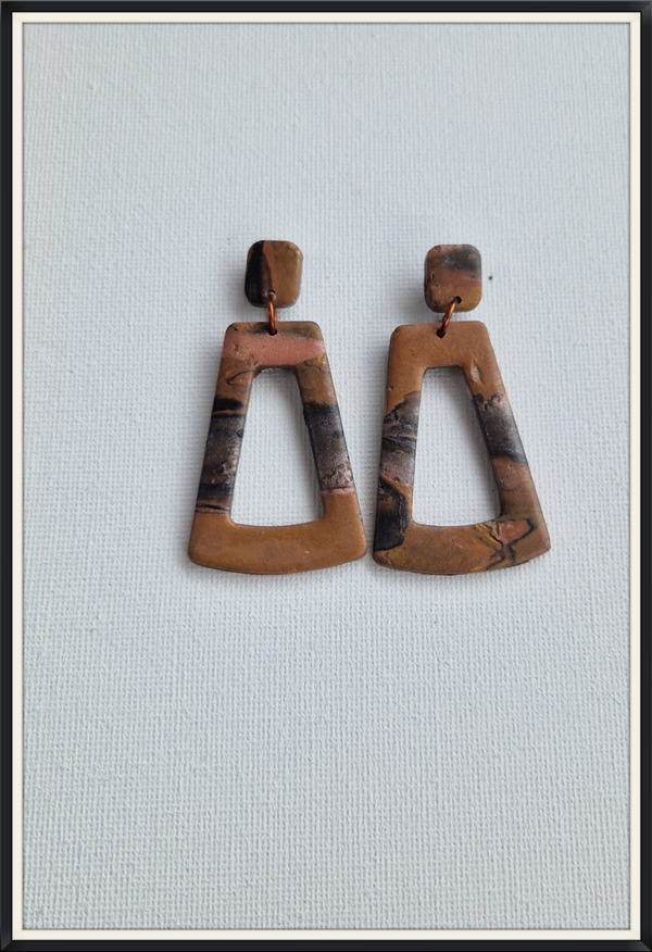 Mooie oorbel in bruin tinten.