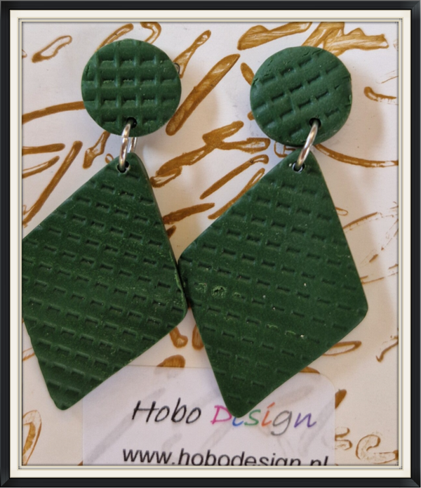 Oorhanger in donker groen.