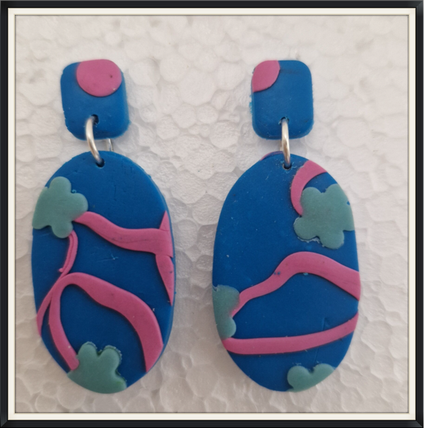Statement oorbellen in blauw roze dessin.