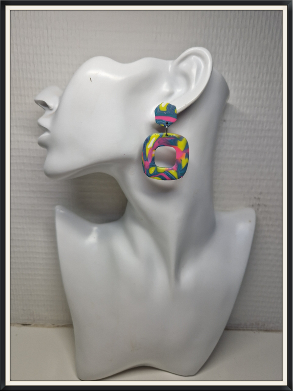 Oorhangers in vrolijk dessin.