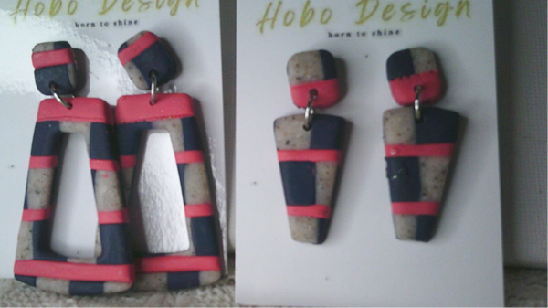 Oorbellen in donkerblauw roze dessin twee modellen.