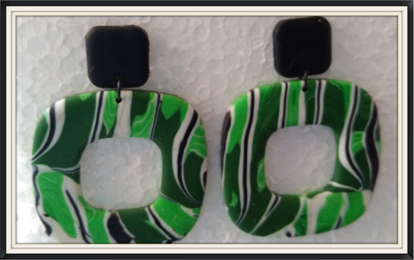 Statement oorbellen in groen tinten ,zwart en wit.