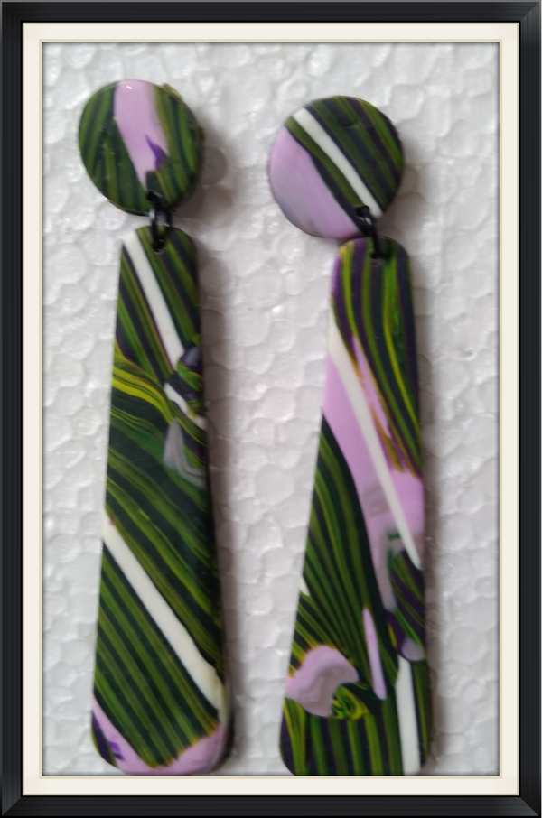 Lange oorbellen in groen met roze dessin.