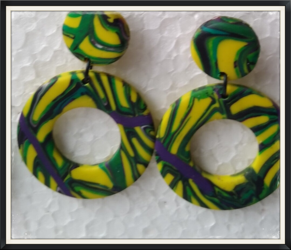 Oorbellen in geel en groen tint.