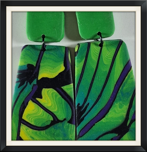 Statement oorbellen in groen dessin.