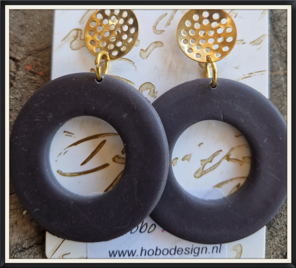 Oorbellen in mangaan kleur.