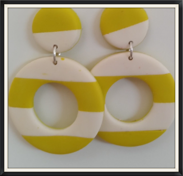 Statement oorbellen in wit met citroen geel gestreept.