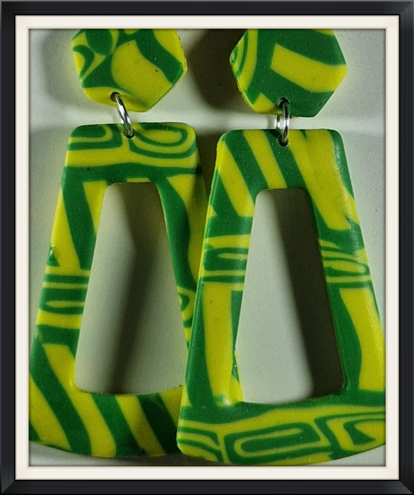 Groen met gele statement oorbellen.