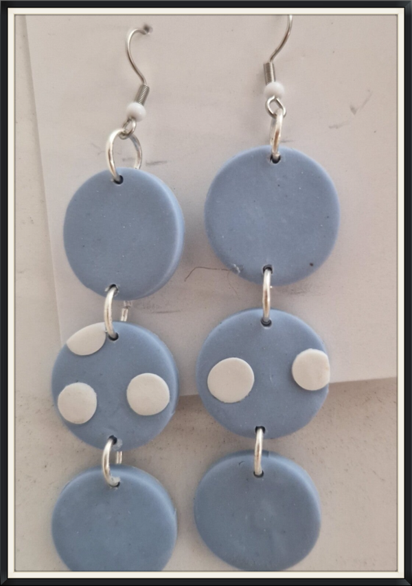 Lichtblauwe oorhangers met polkadot.