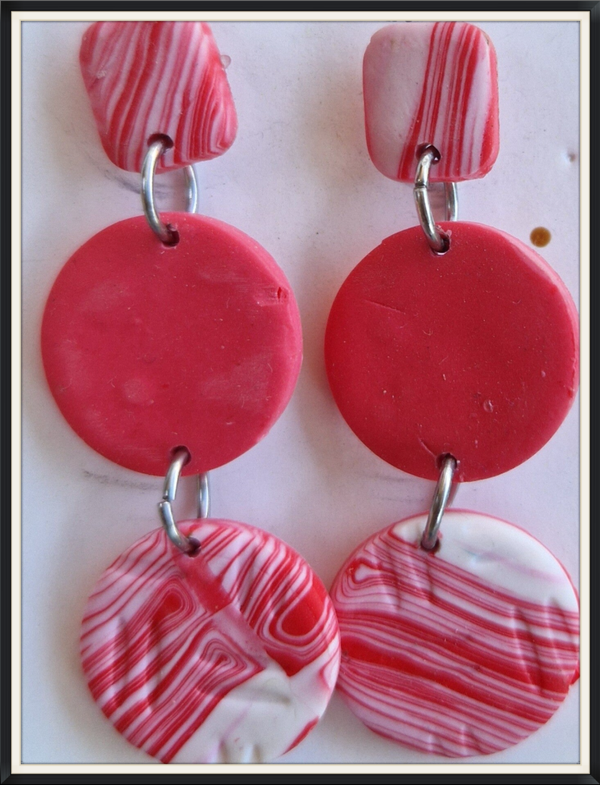 Vrolijke rode oorbellen.