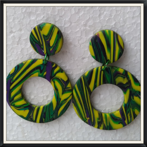 Statement oorbellen in geelgroen tint.