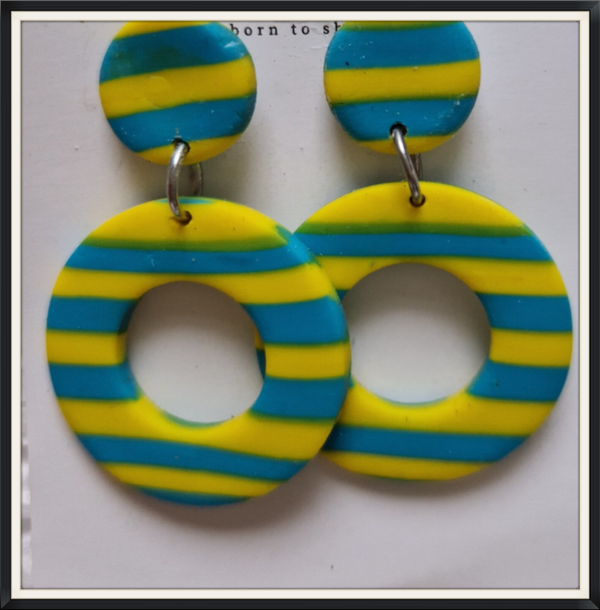 Oorhanger in blauw geel gestreept.