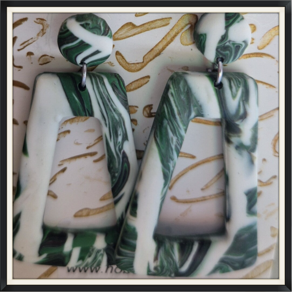 Groen dessin oorbellen.