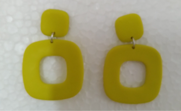Statement oorbellen in citroen geel.