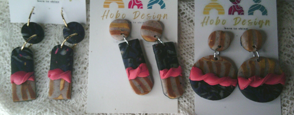 Leuke oorhangers in donkerblauw goud en roze, in 3 modellen