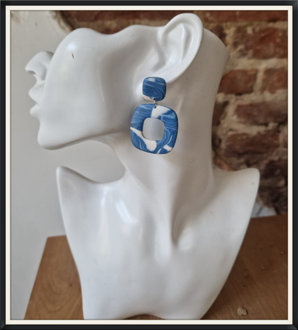 Jeans blauwe oorhangers.