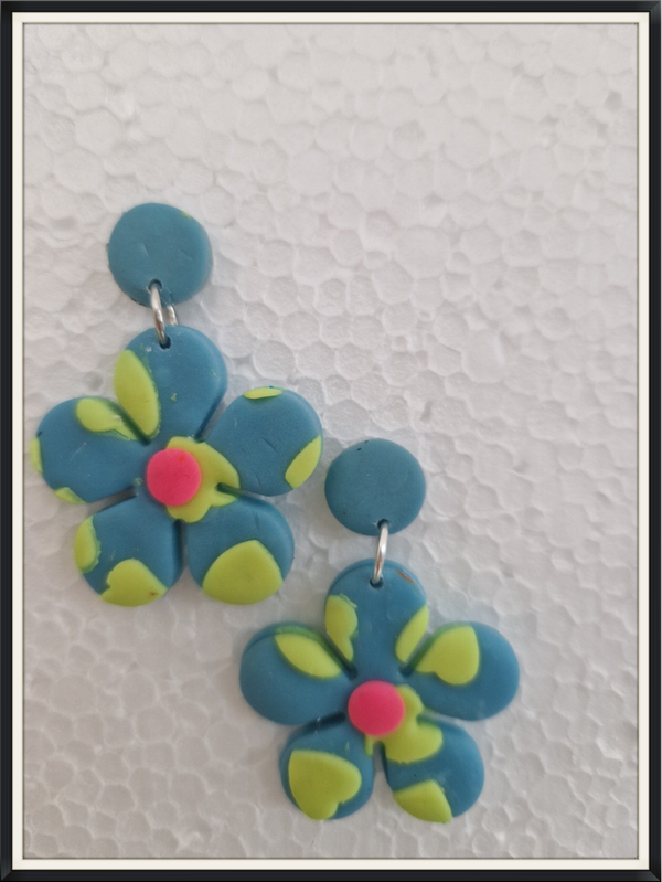 Bloem oorbellen in neon blauw.