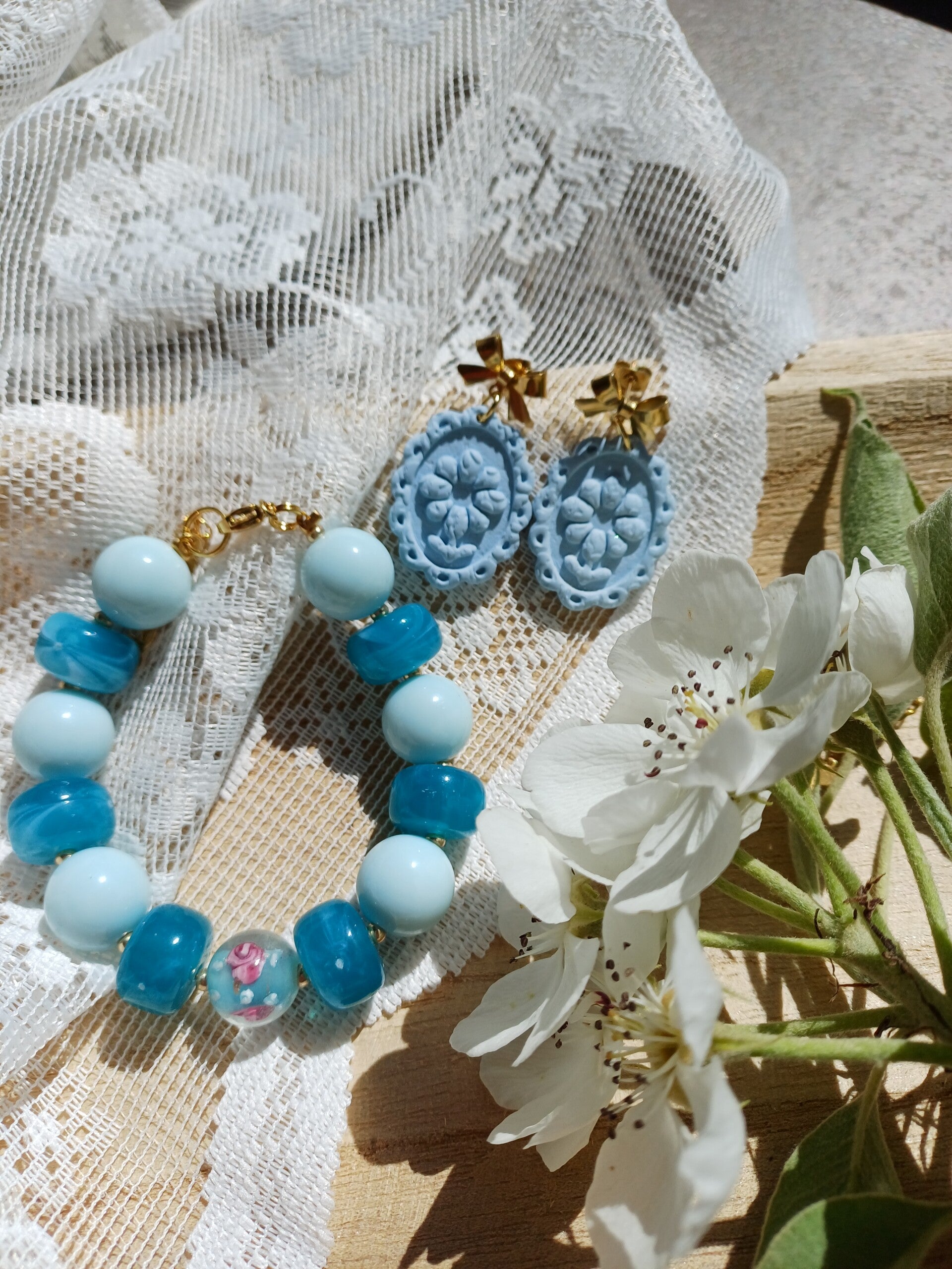 Sieradenset oorbellen en armband, lichtblauw.