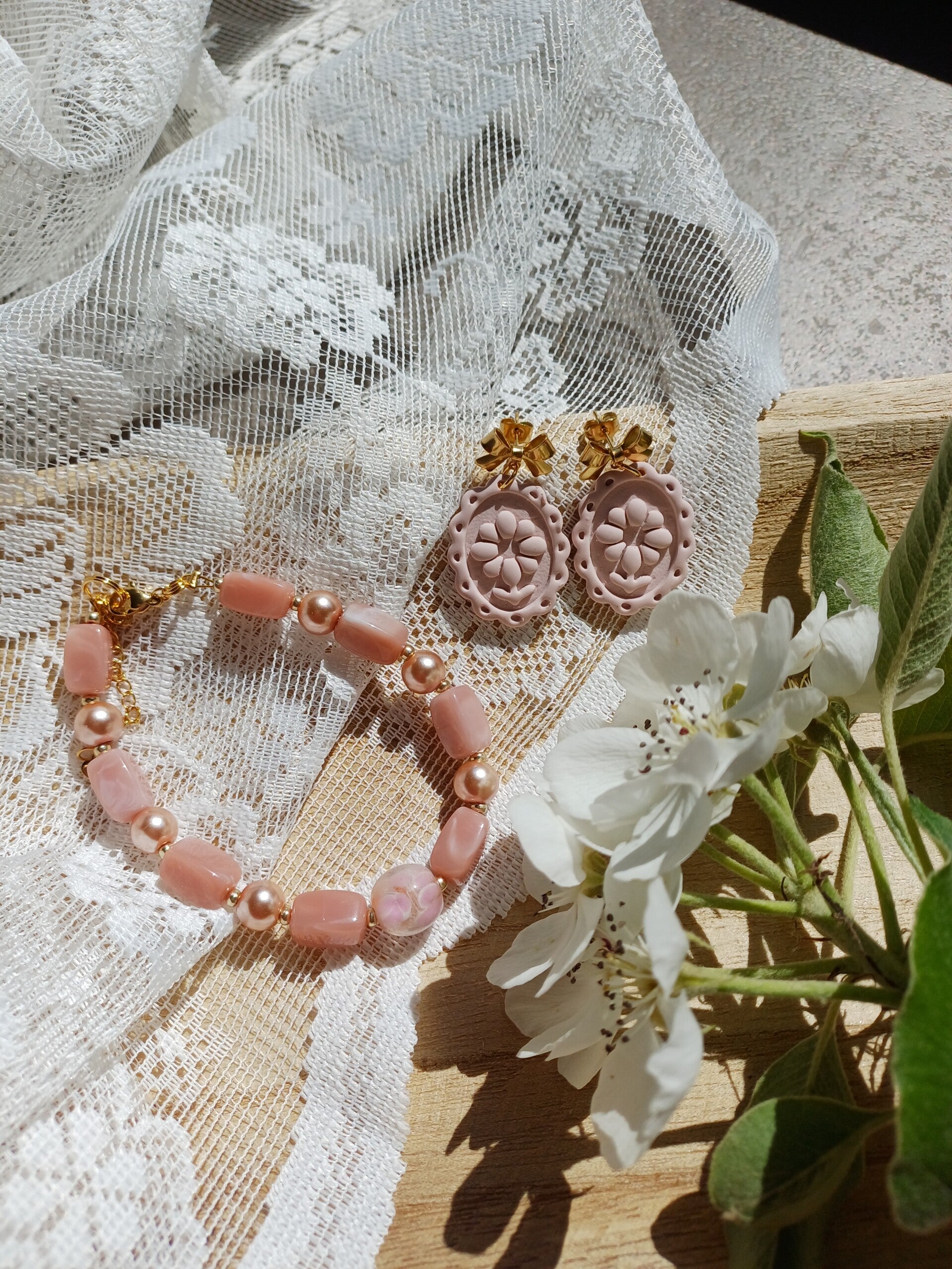 Sieradenset oorbellen en armband, zacht roze.