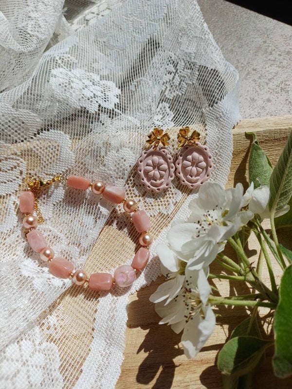 Sieradenset oorbellen en armband, zacht roze.