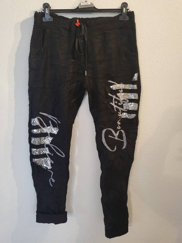 Hose schwarz mit Schriftzug, Gr. 36/38 - 40/42, 1x verfügbar