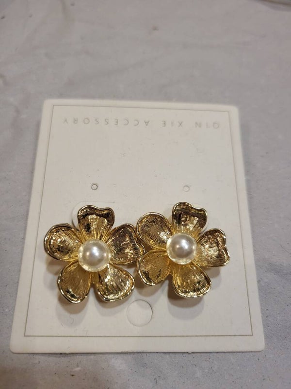 Ohrstecker goldene Blumen mit Perle - 1x verfügbar
