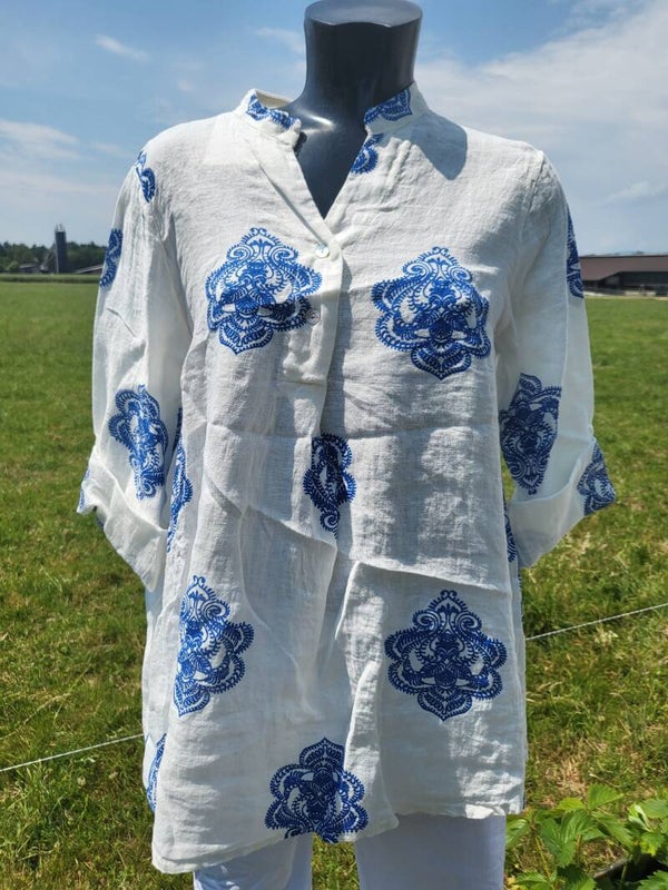 Bluse weiss mit Muster blau, Gr. 38/40, 1x verfügbar