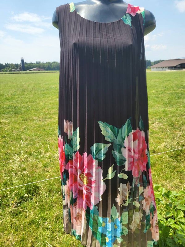 Plisseekleid schwarz mit Blumen, Gr. 36 - 40, 1x verfügbar